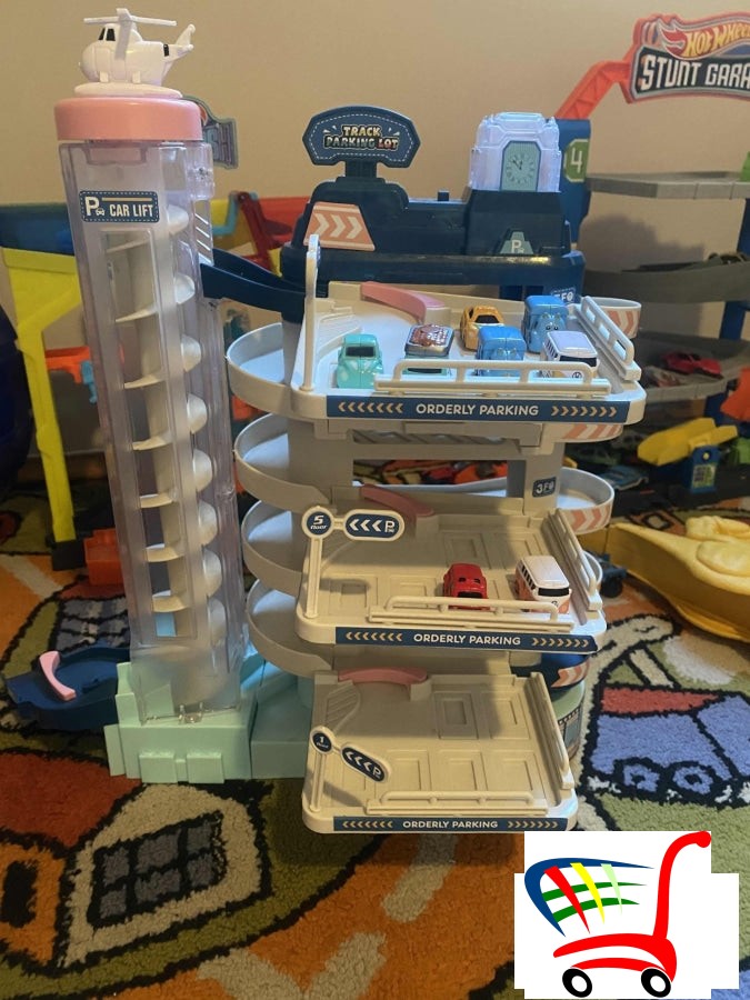 Velika Garaza Na 4 Nivoa Sa Liftom I Auticima -